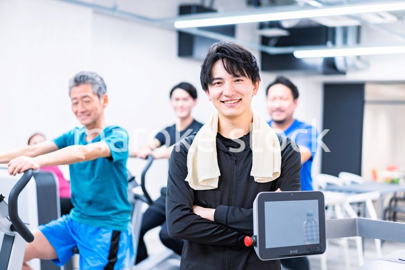 ジムで働く男性トレーナー