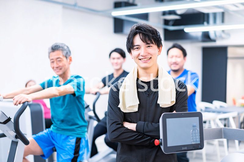 ジムで働く男性トレーナー