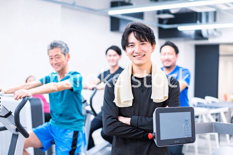 ジムで働く男性トレーナー
