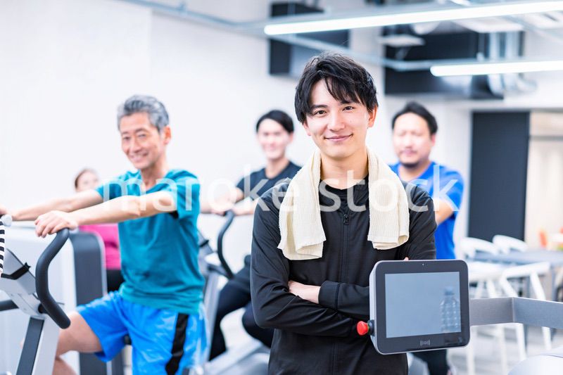 ジムで働く男性トレーナー
