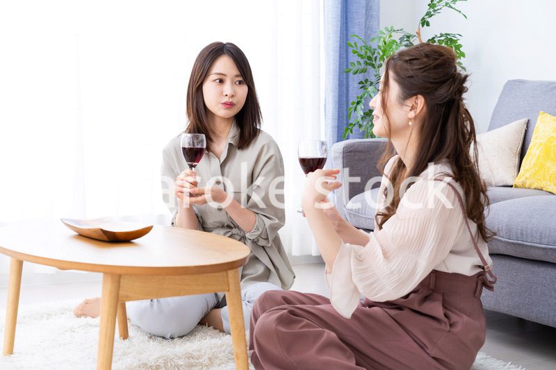 おうちで女子会をする若い女性たち