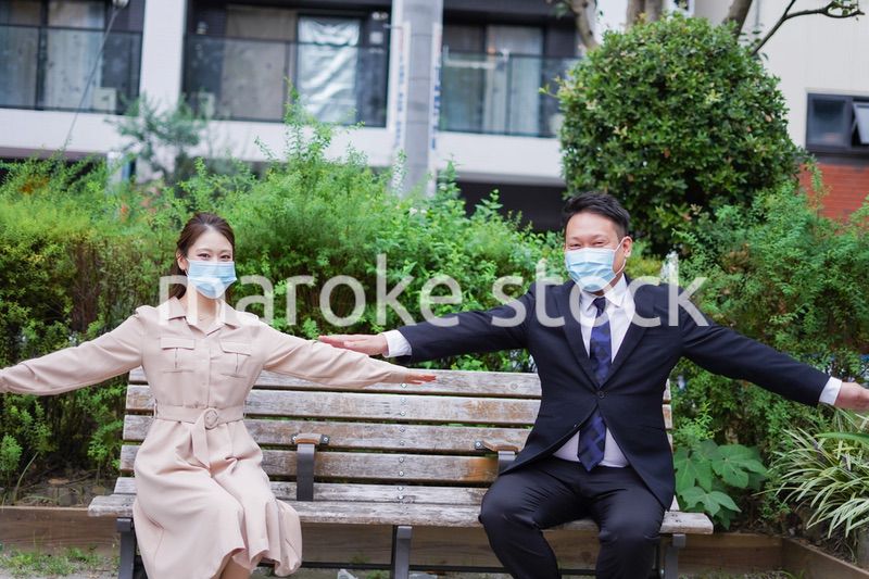 ソーシャルディスタンスを確保して会話をするビジネスパーソン