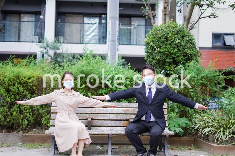 ソーシャルディスタンスを確保して会話をするビジネスパーソン