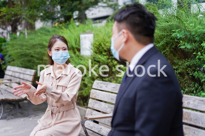 ソーシャルディスタンスを確保して会話をするビジネスパーソン