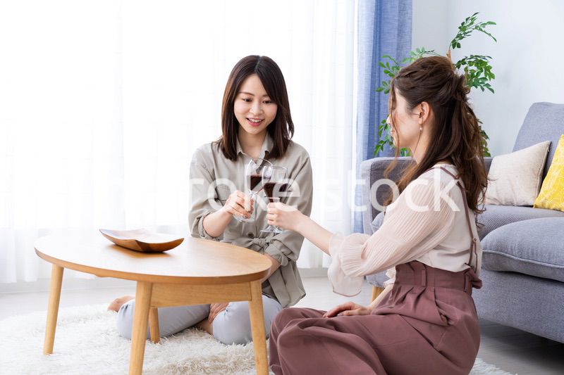 おうちで女子会をする若い女性たち
