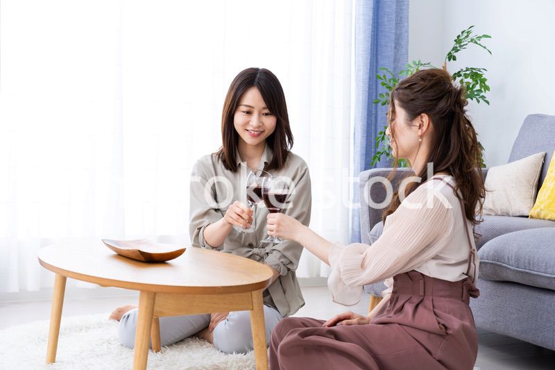 おうちで女子会をする若い女性たち