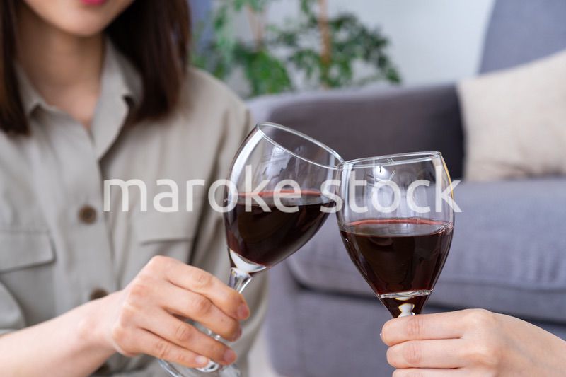 おうちで女子会をする若い女性たち