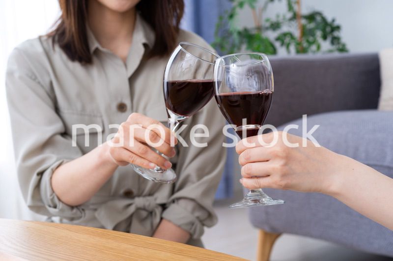 おうちで女子会をする若い女性たち