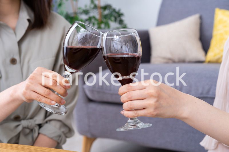 おうちで女子会をする若い女性たち