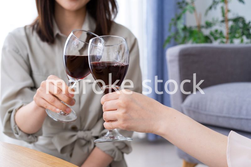 おうちで女子会をする若い女性たち