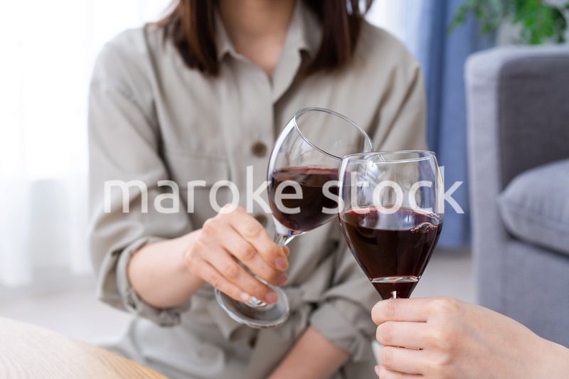 おうちで女子会をする若い女性たち