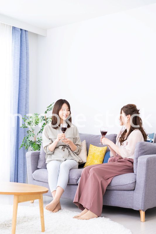 おうちで女子会をする若い女性たち