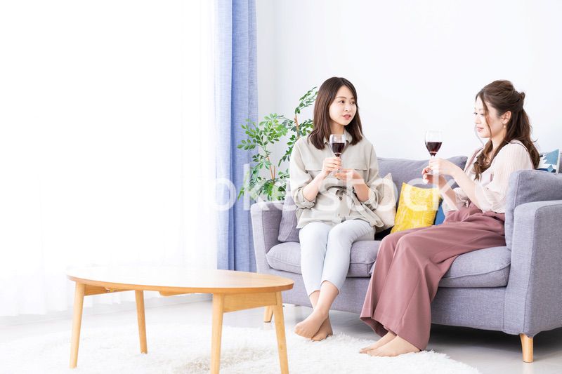 おうちで女子会をする若い女性たち