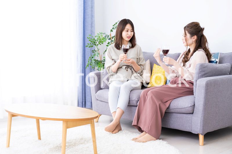 おうちで女子会をする若い女性たち