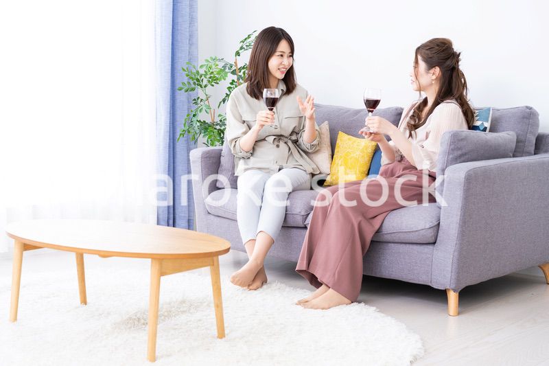 おうちで女子会をする若い女性たち