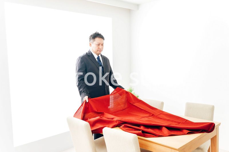 ダイニングの準備をするホテルスタッフ