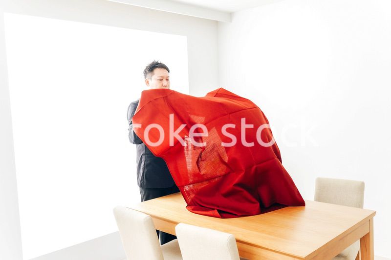 ダイニングの準備をするホテルスタッフ