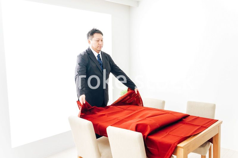 ダイニングの準備をするホテルスタッフ