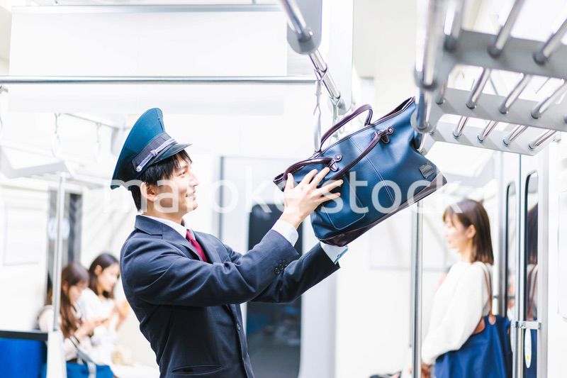 乗客の忘れ物を回収する駅員