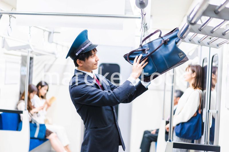 乗客の忘れ物を回収する駅員