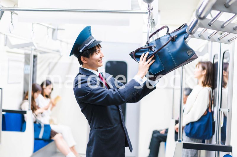乗客の忘れ物を回収する駅員