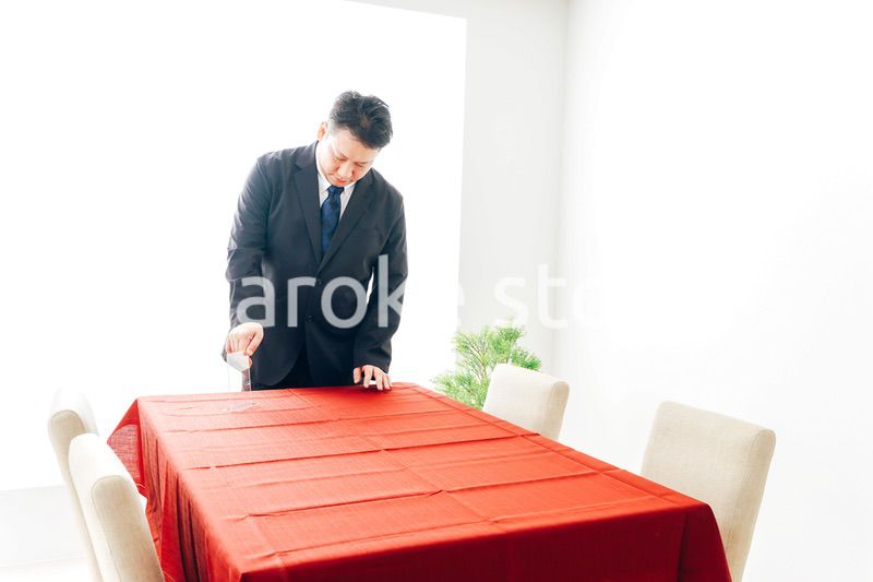 ダイニングの準備をするホテルスタッフ