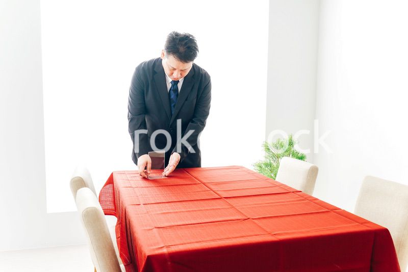 ダイニングの準備をするホテルスタッフ