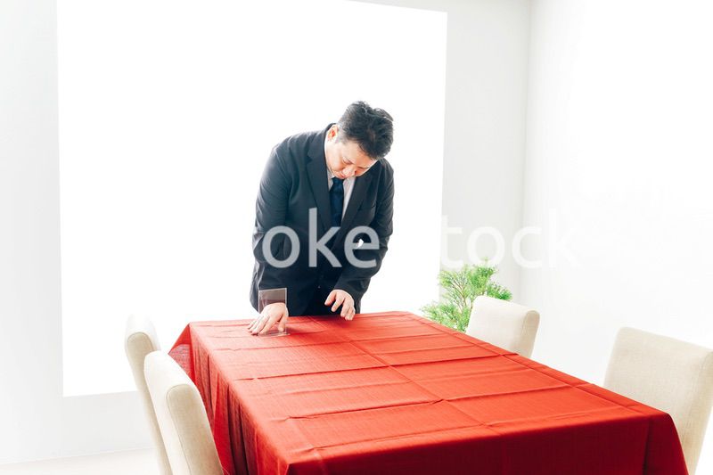 ダイニングの準備をするホテルスタッフ