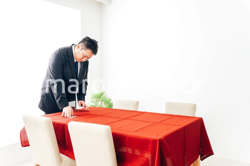 ダイニングの準備をするホテルスタッフ