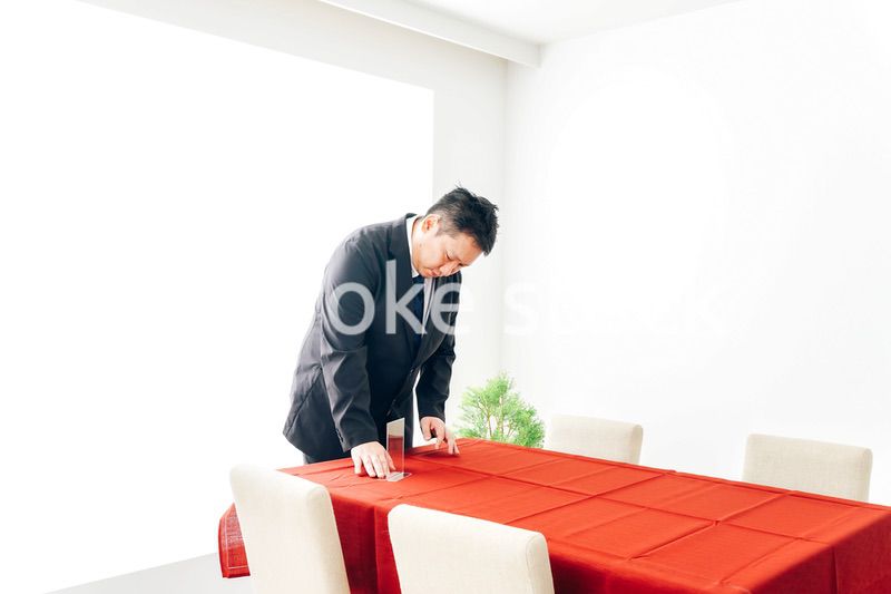 ダイニングの準備をするホテルスタッフ