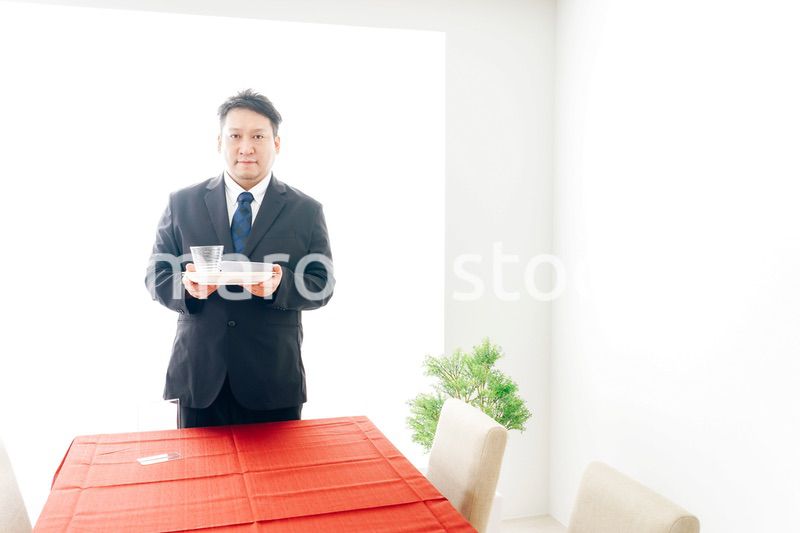 ダイニングの準備をするホテルスタッフ