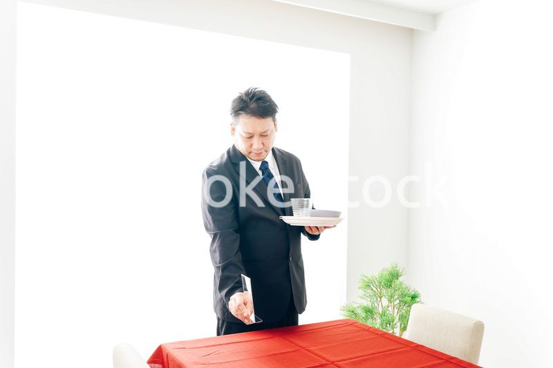 ダイニングの準備をするホテルスタッフ