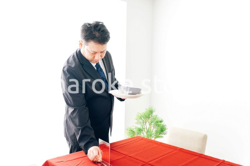 ダイニングの準備をするホテルスタッフ