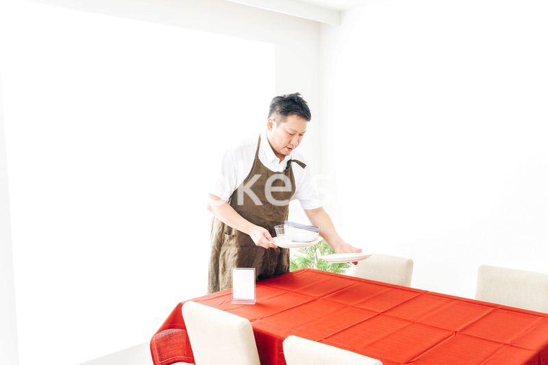 レストランの準備をするホールスタッフ