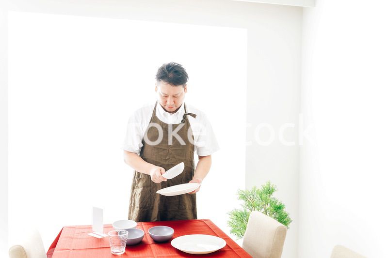 レストランの準備をするホールスタッフ