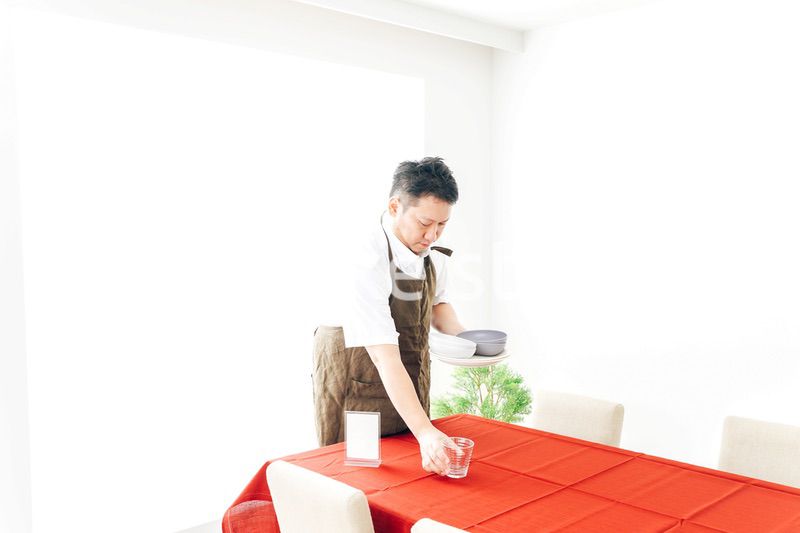 レストランの準備をするホールスタッフ