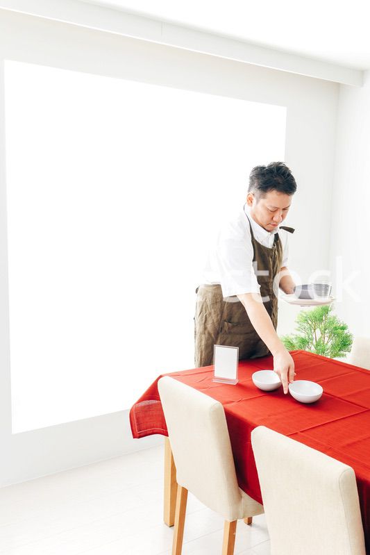 レストランの準備をするホールスタッフ