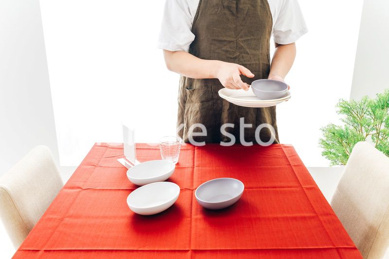 レストランの準備をするホールスタッフ