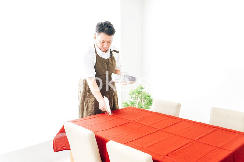 レストランの準備をするホールスタッフ