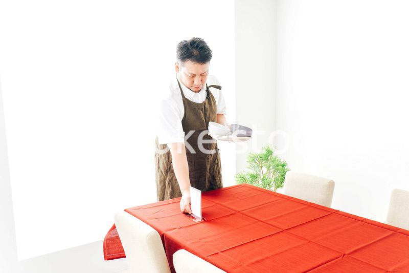 レストランの準備をするホールスタッフ