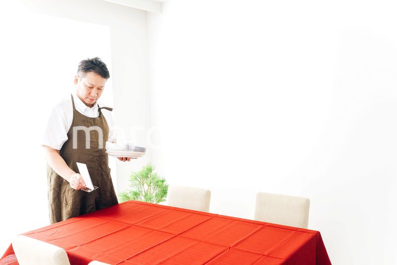 レストランの準備をするホールスタッフ