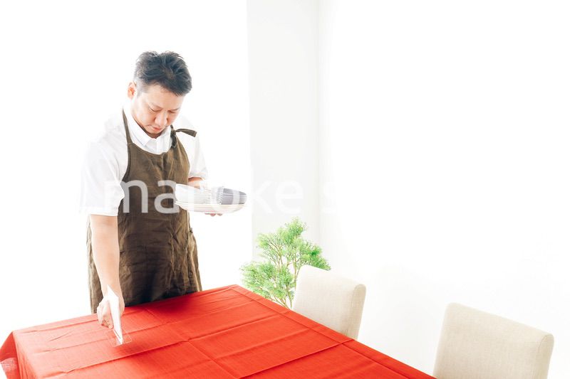 レストランの準備をするホールスタッフ