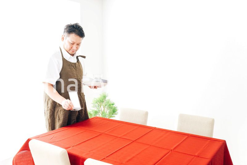 レストランの準備をするホールスタッフ