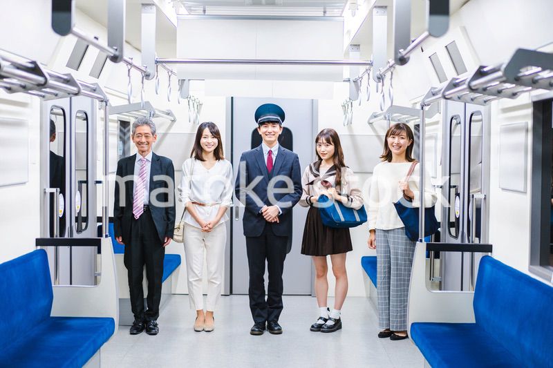 電車・地下鉄で移動する人々