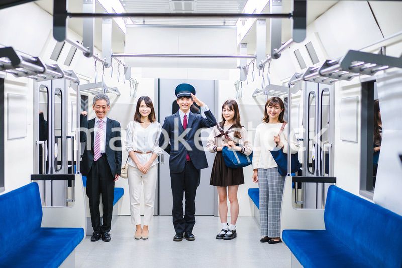 電車・地下鉄で移動する人々