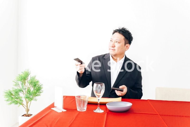 レストランでクレジットカード決済をする男性