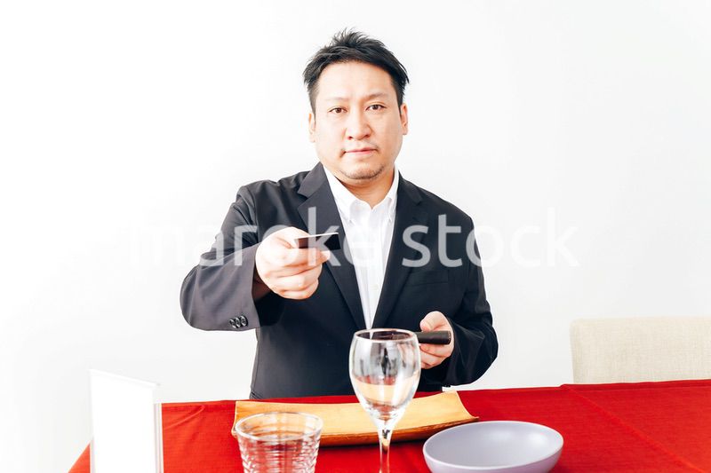 レストランでクレジットカード決済をする男性