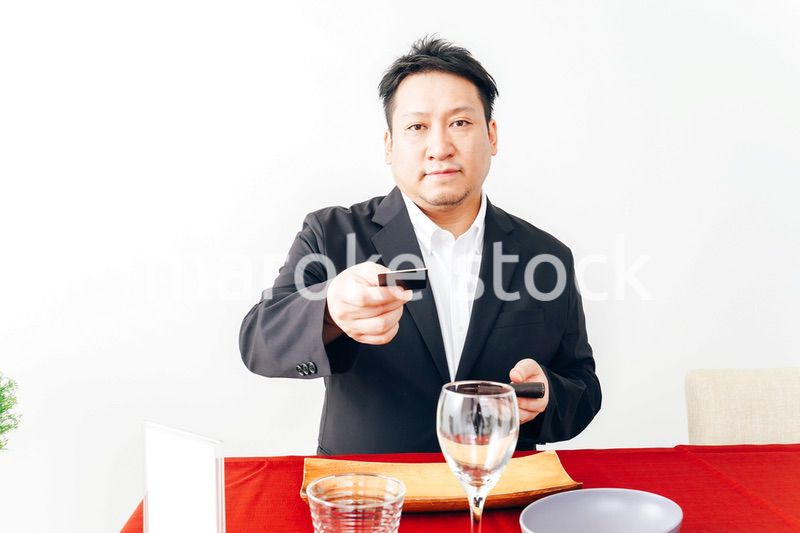 レストランでクレジットカード決済をする男性