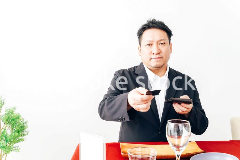 レストランでクレジットカード決済をする男性