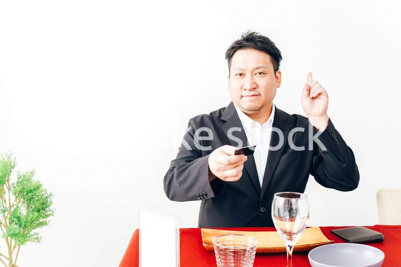 レストランでクレジットカード決済をする男性